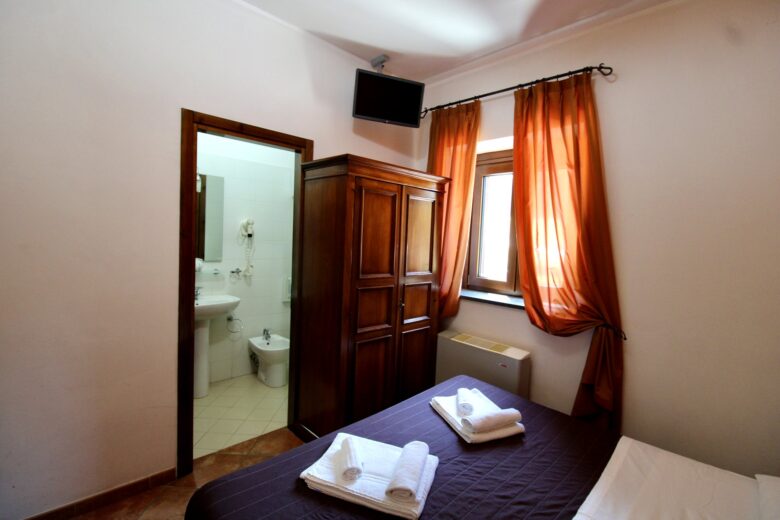Interno della Camera 101 Pedarreto con finestra e bagno privato
