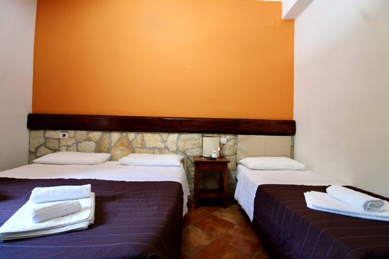 Zona notte della Camera 101 Pedarreto con tre posti letto