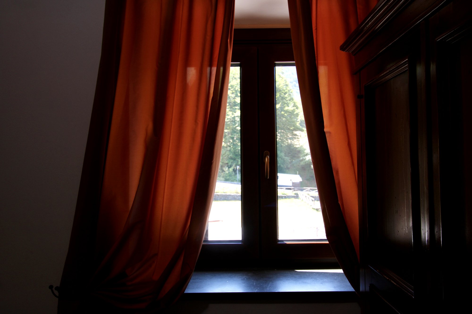 Interno della Camera 102 Coppola di Paola con finestra