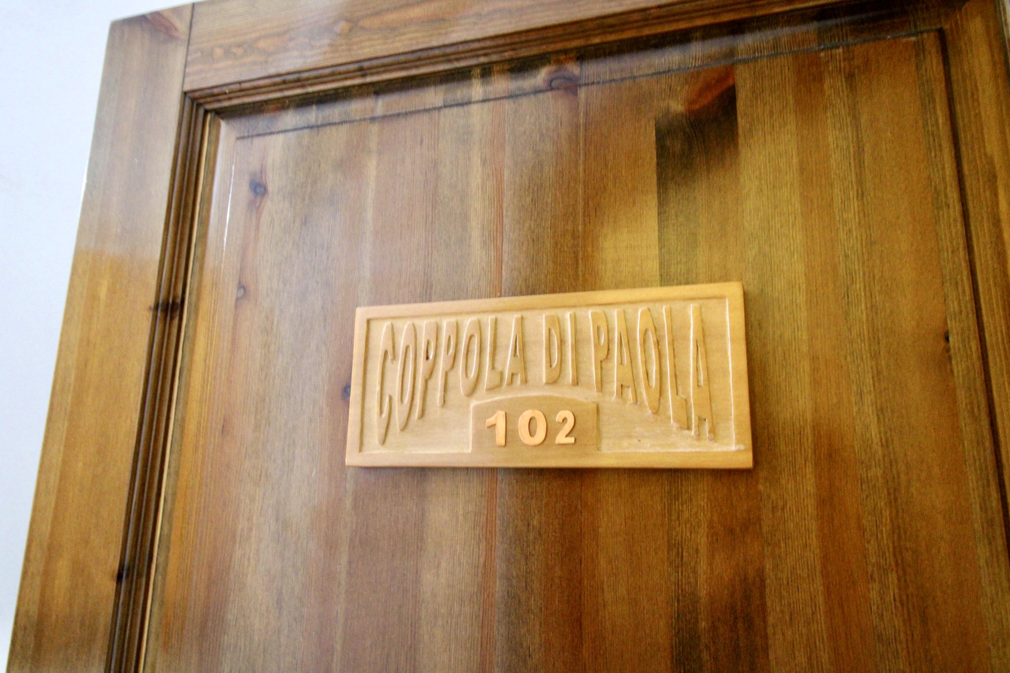 Targa identificativa della Camera 102 Coppola di Paola