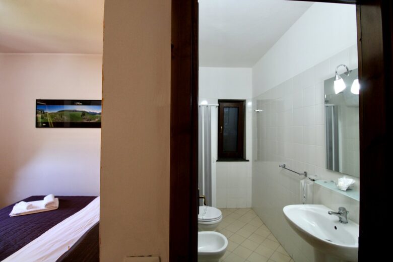 Interno della Camera 109 Iermite con accesso al bagno privato