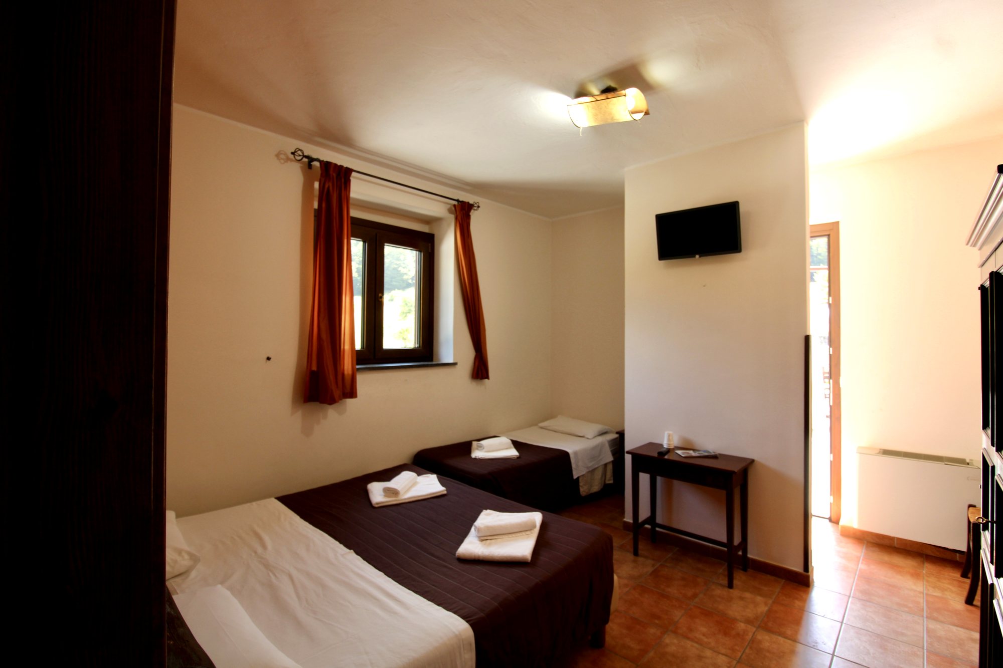 Interno della camera tripla della Family Room del Rifugio Fasanelli